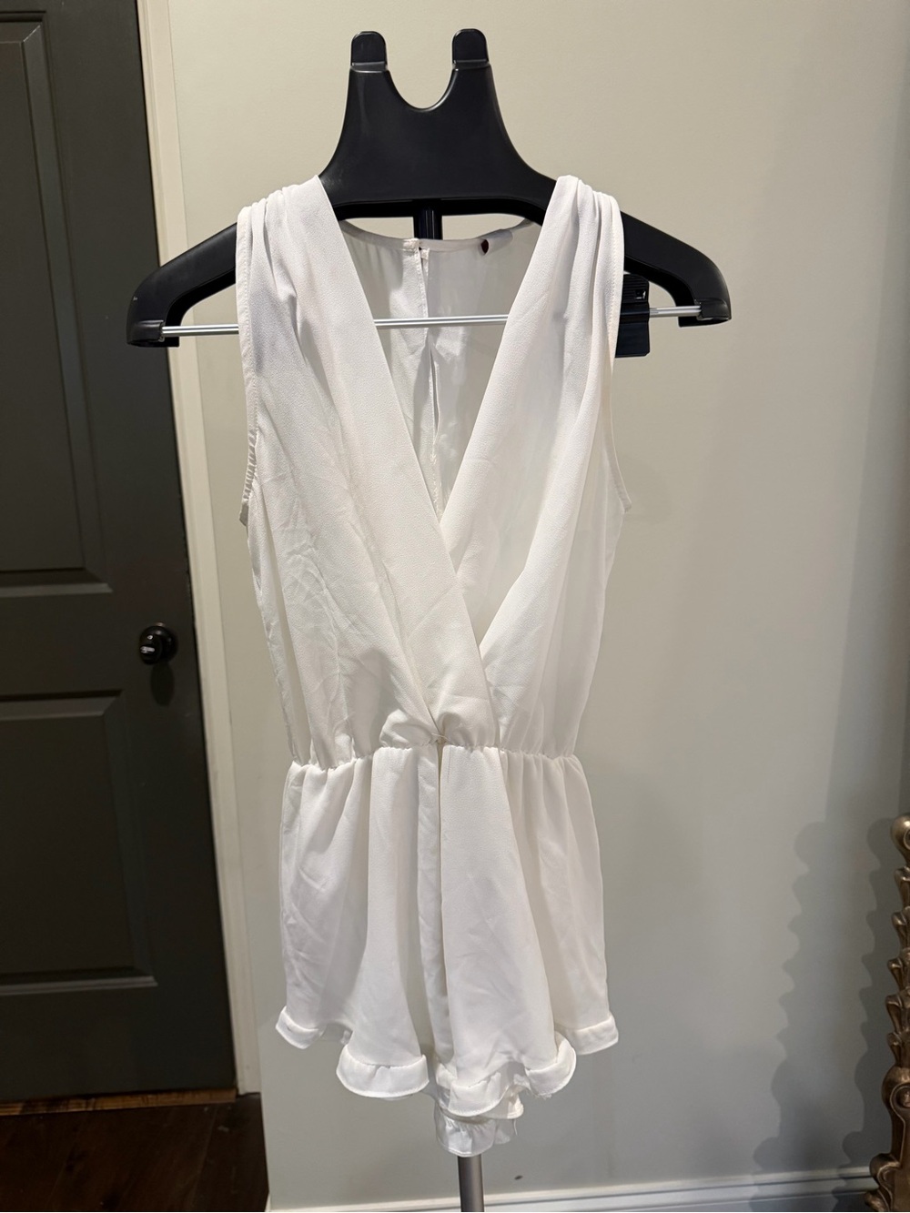 GIBIU White Sleeveless Surplice V-Neck Peplum Romper Size Small